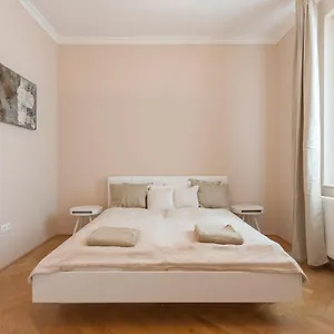 Opera & Basilica 2 Bedrooms With Balcony Будапешт